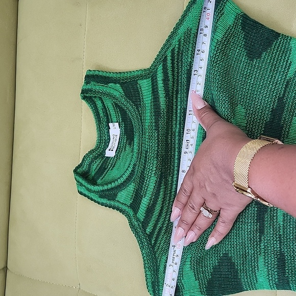 Beginning Boutique Green Patterned tops - Picture 7 of 8